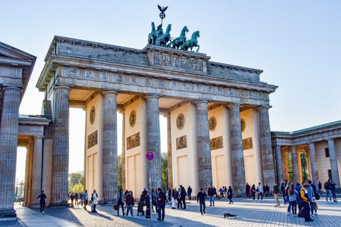 brand-front-of-the-brandenburg-gate-5117579_1920-1024x683