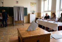 Jak volit v komunálních volbách, aby hlas platil a hrál svoji roli Volební místnost ve škole s urnou, plentou a volební komisí