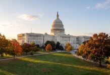 Jak fungují volby do Kongresu USA v polovině prezidentského mandátu Budova Kapitolu ve Washingtonu, sídlo Kongresu USA, za podzimního rána
