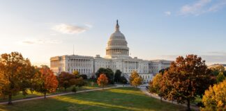 Budova Kapitolu ve Washingtonu, sídlo Kongresu USA, za podzimního rána