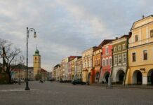 Náměstí v Litomyšli s podloubím a kostelní věží při západu slunce