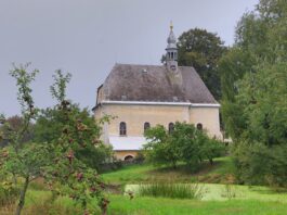 Nejmenší obec v Česku má 16 obyvatel a pět zastupitelů Venkovský kostel na kopci mezi stromy a zahradou