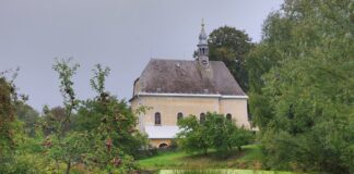 Česko má 6 254 obcí, statutárních měst je 27 Venkovský kostel na kopci mezi stromy a zahradou v malé české obci
