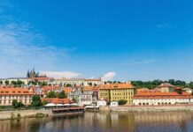 Kdy budou prezidentské volby, 1. kolo vyjde na 14. nebo 21. ledna Pražský hrad nad Vltavou za slunečného dne