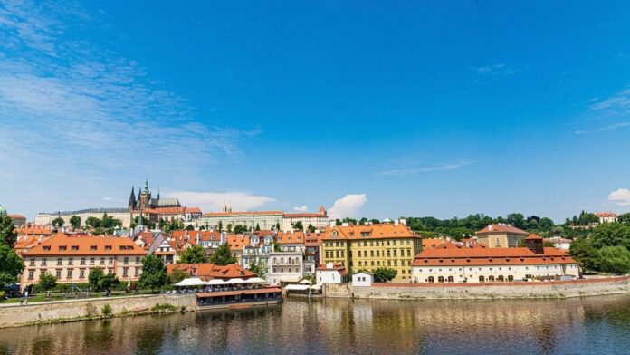 Pražský hrad nad Vltavou za slunečného dne Pražský hrad nad Vltavou za slunečného dne