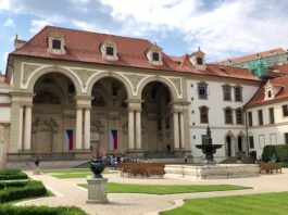 Předseda Senátu bere 308 700 Kč měsíčně, co dělá a jak se volí Sala terrena Valdštejnského paláce v Praze, sídla Senátu, se zahradou a kašnou