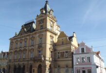 Radnice s hodinovou věží na náměstí v Domažlicích