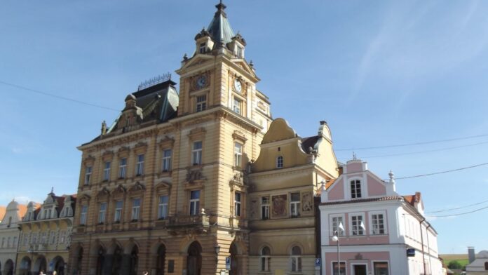 Radnice s hodinovou věží na náměstí v Domažlicích Radnice s hodinovou věží na náměstí v Domažlicích