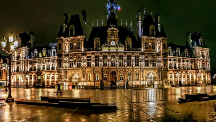 Pařížská radnice Hôtel de Ville v noci s osvětleným náměstím Pařížská radnice Hôtel de Ville v noci s osvětleným náměstím