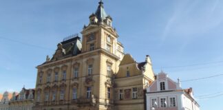 Radnice s hodinovou věží na náměstí v Domažlicích