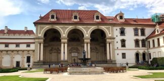 Sala terrena Valdštejnského paláce v Praze, sídla Senátu, se zahradou