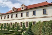 Druhé kolo senátních voleb, 7 věcí, které je dobré vědět Křídlo Valdštejnského paláce v Praze, sídla Senátu, se zahradou