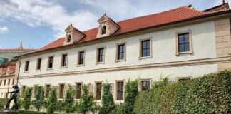 Druhé kolo senátních voleb, 7 věcí, které je dobré vědět Křídlo Valdštejnského paláce v Praze, sídla Senátu, se zahradou