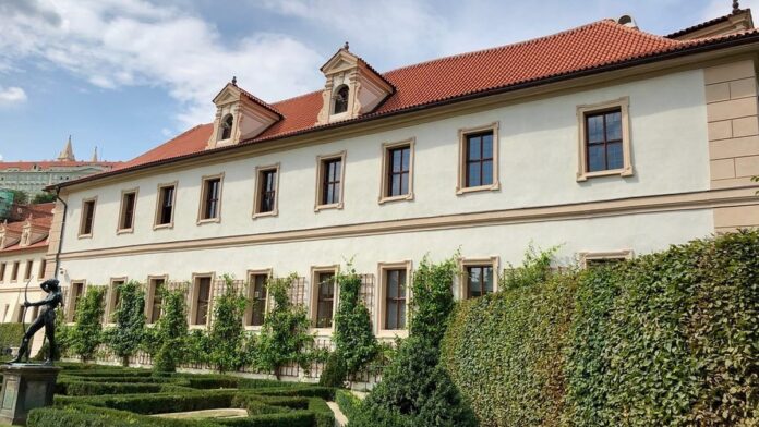 Křídlo Valdštejnského paláce v Praze, sídla Senátu, se zahradou