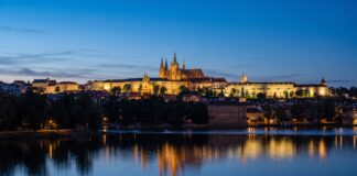 Jak funguje přímá volba prezidenta a kdo může kandidovat Pražský hrad nad Vltavou za soumraku, sídlo prezidenta republiky