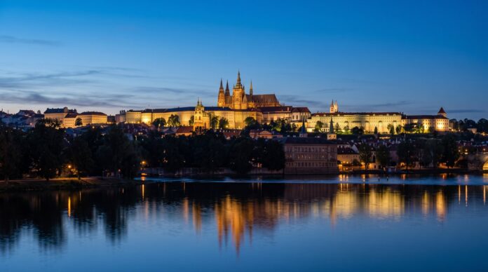 Pražský hrad nad Vltavou za soumraku, sídlo prezidenta republiky Pražský hrad nad Vltavou za soumraku, sídlo prezidenta republiky