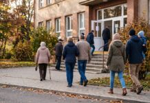 Jaká je volební účast v Česku podle typu voleb Voliči přicházejí ke vchodu školy s volební místností