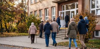 Jaká je volební účast v Česku podle typu voleb Voliči přicházejí ke vchodu školy s volební místností